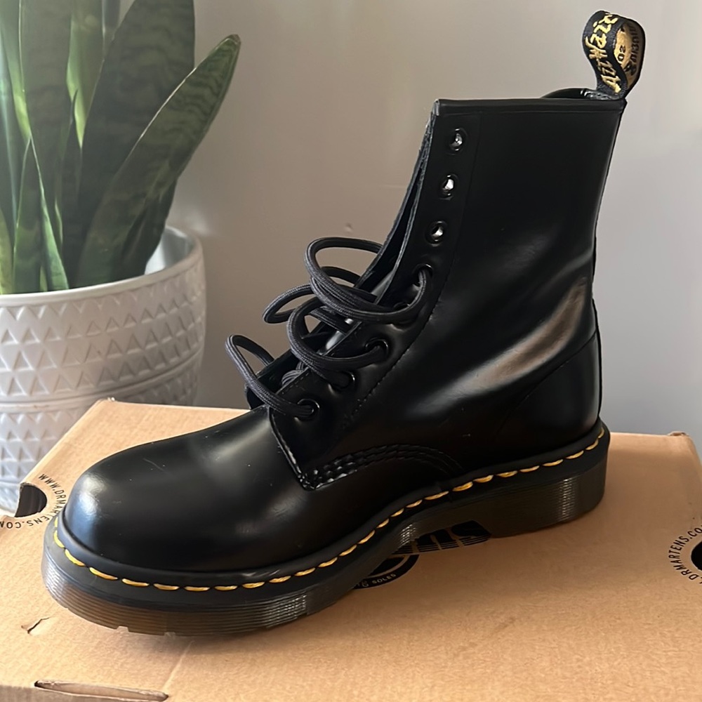 LIKE NEW! 1460 WOMEN'S SMOOTH LEATHER LACE UP BOOTS.